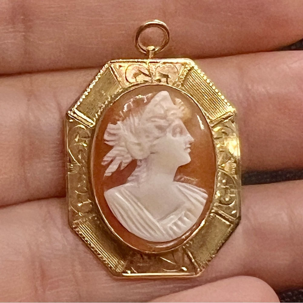 Antique Art Deco 1920s 10k Yellow‎ Gold, Hand Carved Natural Shell Cameo Pendant
